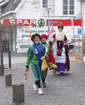 38. Sinterklaas te voet op weg naar naar het DOP